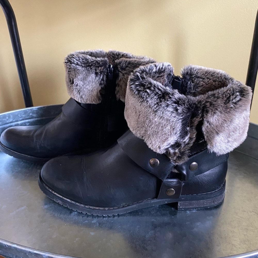 Wanderlust boots with fur trim